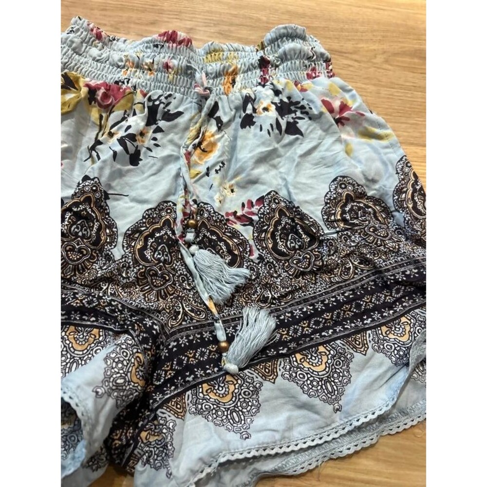 Shorts - Picture 2 of 4